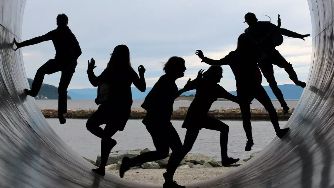 Menschliche Silhouetten in einer Röhre.