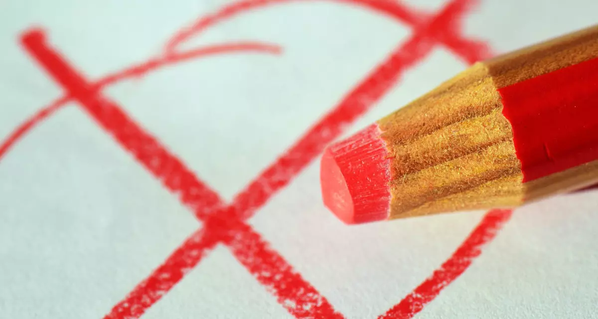 Alle wahlberechtigten Bürgerinnen und Bürger Baden-Württembergs dürfen ihr Kreuz bei der Stimmabgabe setzen. Foto: Pixabay|ulleo Ein roter Stift malt ein Kreuz in einen Kreis.