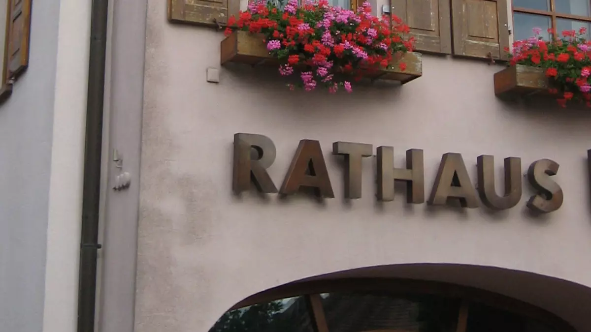 Vorlage Titelbilder Gebäudefassade mit Aufschrift "Rathaus". Foto: Wikicommons|Buchbibliothek (cc by-sa 4.0)